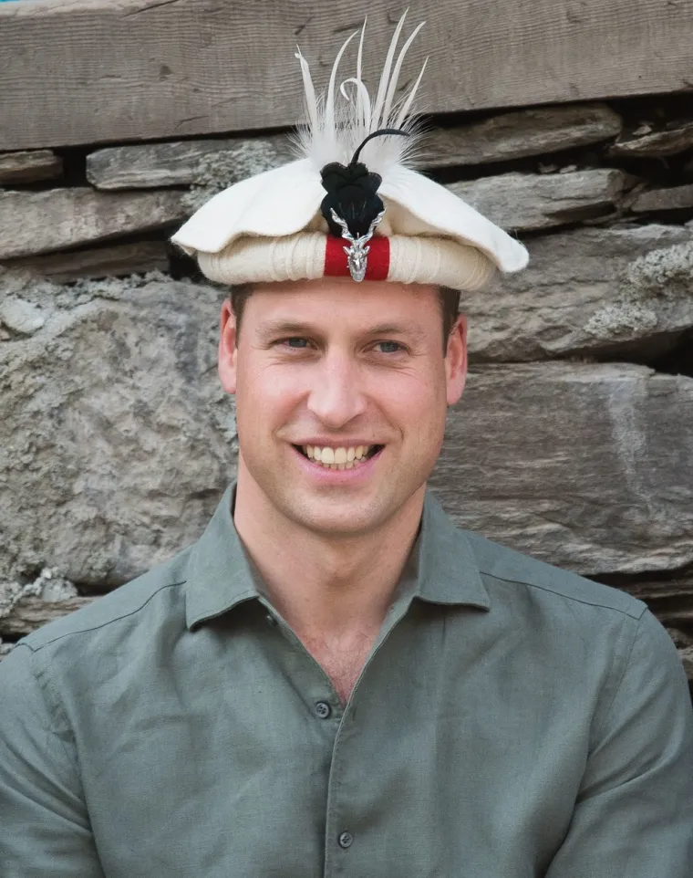 Prema anonimnim izvorima, kada je Kate saznala da ju William vara i suprotstavila mu se, on joj se nasmijao u lice i rekao kako sve to skupa nema veze s istinom. Prvi put su zajedno fotografirani 2019. godine na jednoj zabavi, nakon čega su se pojavile glasine da je princ bio nevjeran supruzi tijekom njezine treće trudnoće. Sve je to izazvalo pometnju u palači i Kate je zamolila Williama da je ukloni iz kruga bliskih prijatelja