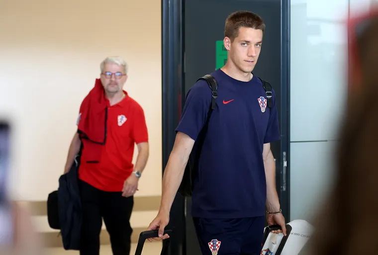 Ajmo osmijeh! Pa srebrni ste! Hrvatski reprezentativci sletjeli u Zagreb. Pogledajte fotografije