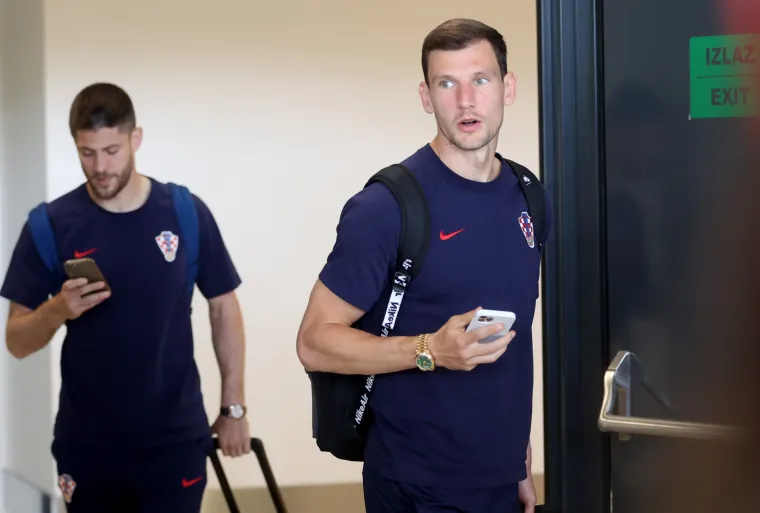 Ajmo osmijeh! Pa srebrni ste! Hrvatski reprezentativci sletjeli u Zagreb. Pogledajte fotografije