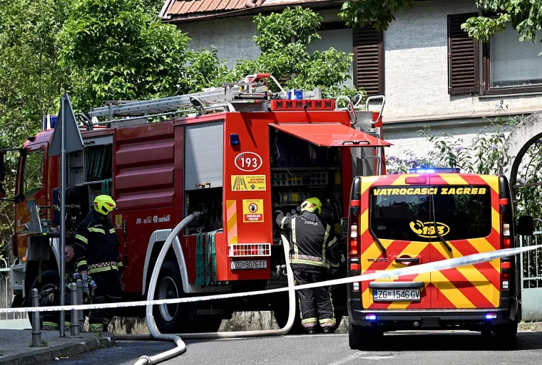 ZET-ov mini bus na plin u potpunosti je izgorio. Ovako je izgledala intervencija vatrogasaca