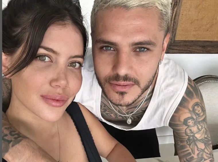 Fatalna poduzetnica zaboravila obući majicu pa pozirala sa šalicom čaja, ili je to možda kava? Nije ni važno, kada svi gledaju samo u jedno