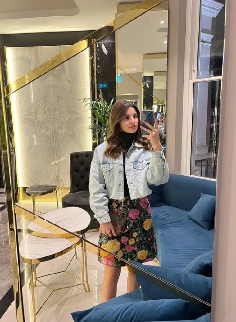 Lana ima otvoren profil na kojem je skupila 2800 pratitelja, a nedavno je svoje pratitelje počastila fotografijom s vjenčanja svoje bliske prijateljice. 
