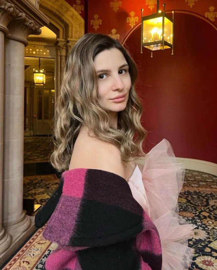 &quot;Nakon završenog preddiplomskog studija u Hrvatskoj, odlučila sam se za London jer me zanimao studijski program Luxury Brand Management koji u Hrvatskoj nije dostupan u obliku diplomskog studija. U Londonu sam studirala na sveučilištu Regents. Studij je bio izuzetno zanimljiv, koristan i omogućio mi je da se specijaliziram za tu industriju. S obzirom na situaciju s koronavirusom, dio studija odvijao se online. Nedavno sam i diplomirala&quot;, ispričala je svojevremeno
