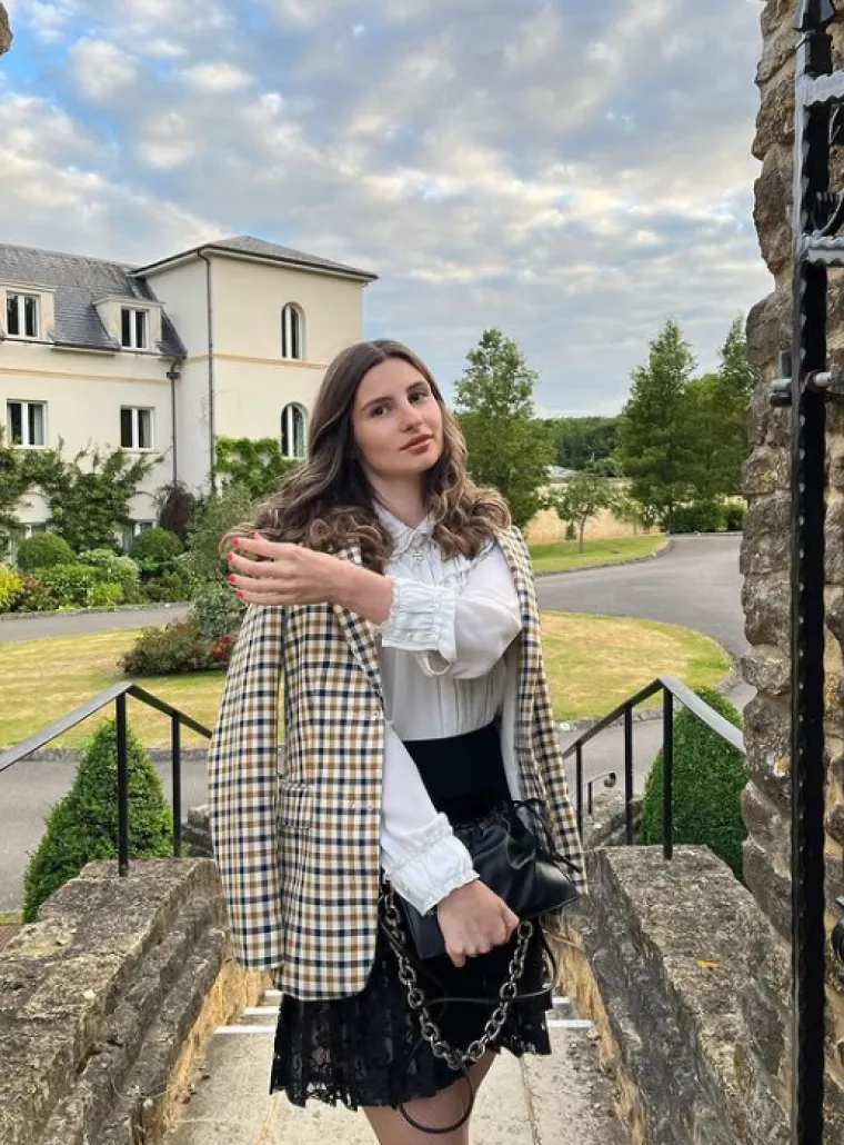 &quot;London je grad koji pruža bezbroj mogućnosti, ali treba imati na umu da je konkurencija velika. Tako da za nekakvo radno mjesto nekad aplicira više stotina ljudi. Selekcijski procesi obično se sastoje od više krugova intervjua za koje je potrebna dobra priprema. Dobila sam posao u Ecommerce i Digital Marketing odjelu jednog luksuznog modnog brenda. Jako sam zadovoljna jer skupljam dragocjeno iskustvo&quot;, rekla je.

