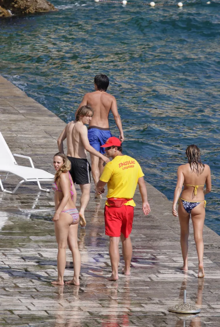 Luka Modrić odveo djevojku na plažu pa joj priuštio uzbudljivih pola sata. Čale bio tik uz njih
