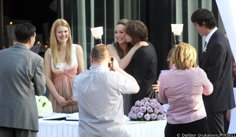 Luka Modrić odveo djevojku na plažu pa joj priu&scaron;tio uzbudljivih pola sata. Čale bio tik uz njih