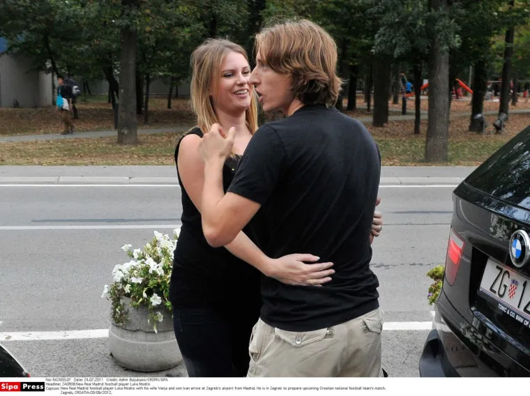 "Vanja Bosnić tri je godine starija od supruga Luke Modrića. Par se upoznao 2007. godine, dok je Vanja radila u sportskoj agenciji biv&scaron;eg izvr&scaron;nog direktora zagrebačkog Dinama Zdravka Mamića."