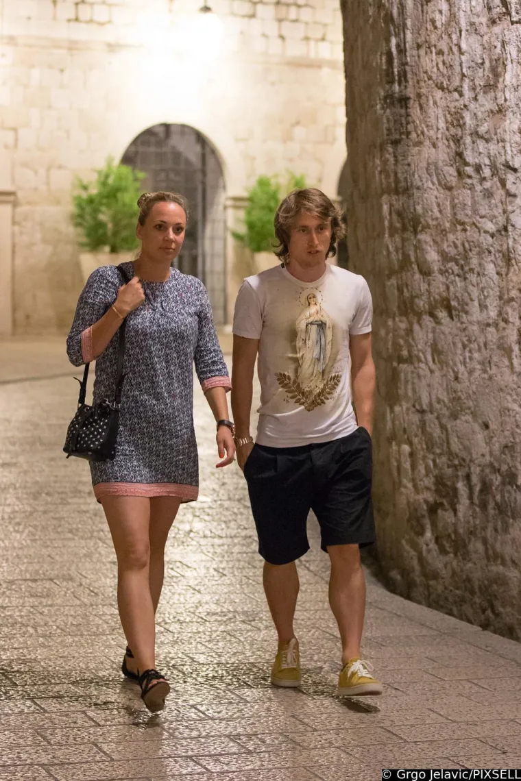 Luka Modrić odveo djevojku na plažu pa joj priu&scaron;tio uzbudljivih pola sata. Čale bio tik uz njih