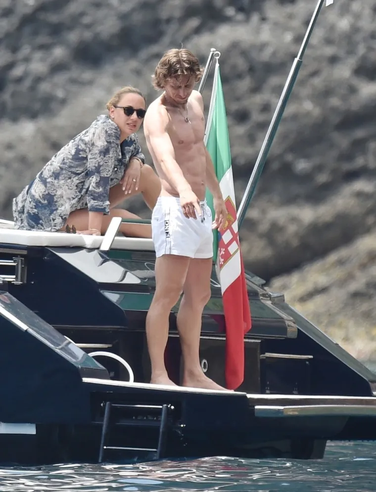 Luka Modrić odveo djevojku na plažu pa joj priu&scaron;tio uzbudljivih pola sata. Čale bio tik uz njih