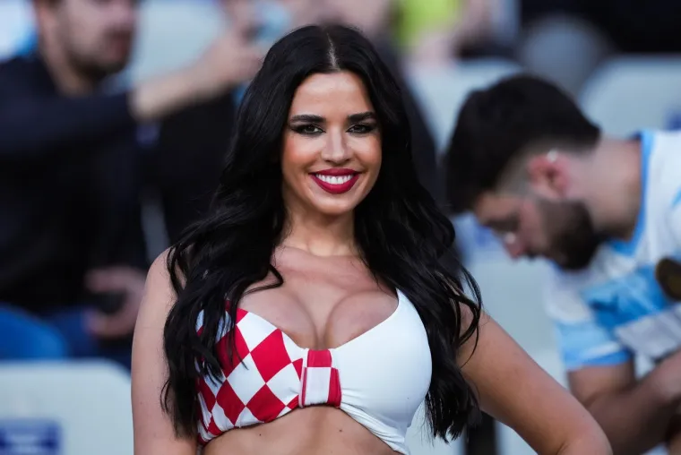 Nakon Lige nacija Ivana Knoll preplavila svjetske medije: 'Hrvatska supernavijačica ponovno na stadionu!'