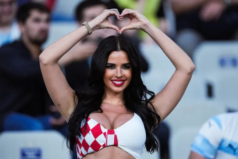 Nakon Lige nacija Ivana Knoll preplavila svjetske medije: 'Hrvatska supernavijačica ponovno na stadionu!'