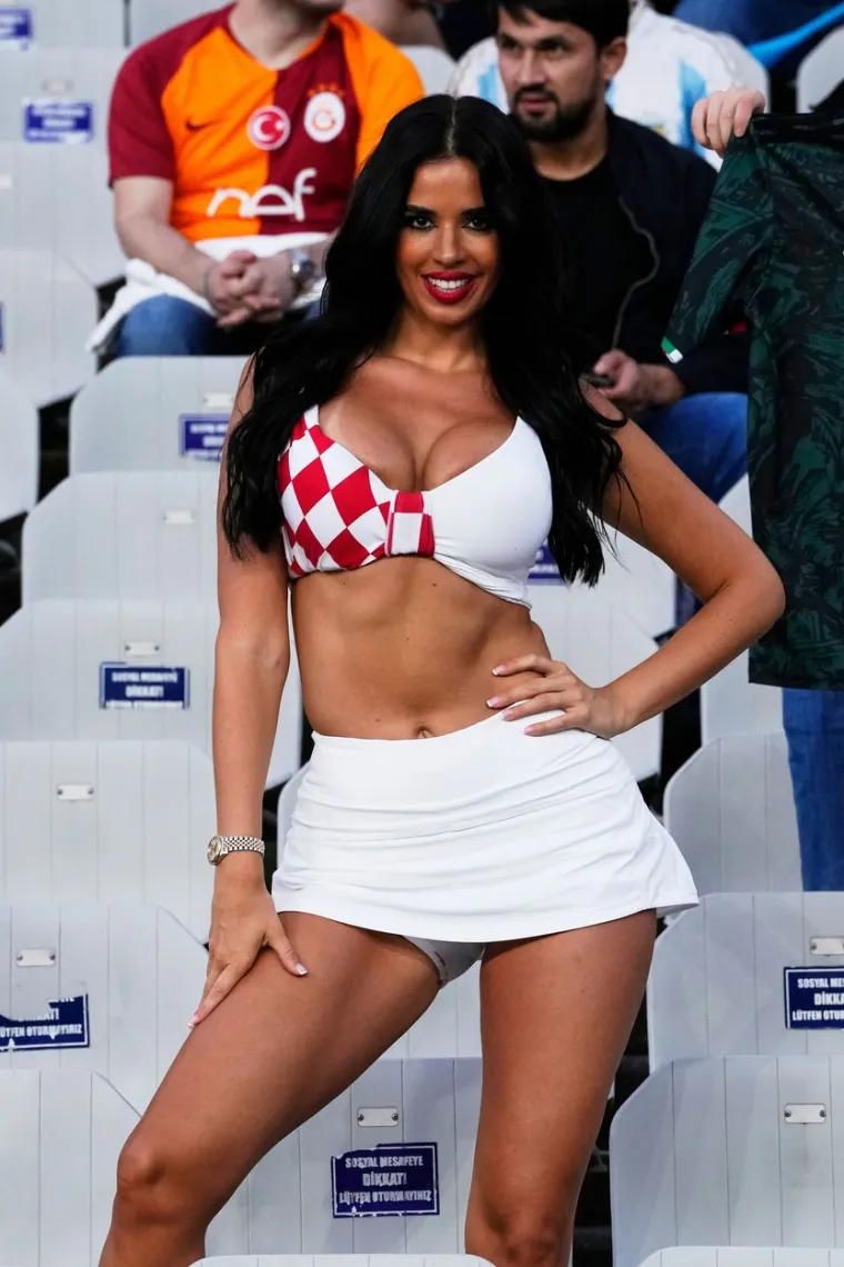 Nakon Lige nacija Ivana Knoll preplavila svjetske medije: 'Hrvatska supernavijačica ponovno na stadionu!'