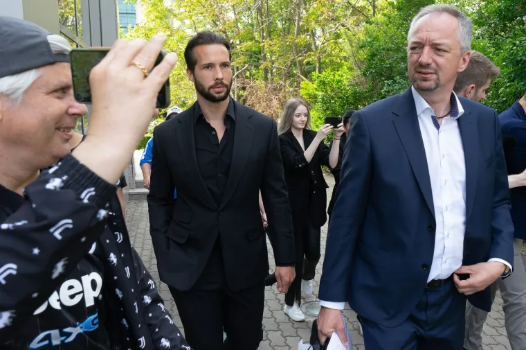 U intervjuu ranije ove godine, Andrew Tate snažno je zanijekao iskorištavanje bilo koje žene i ustvrdio da je slučaj protiv njega &apos;potpuno i potpuno izmišljen&apos;. Naveo je i da su mediji i drugi izvlačili odabrane komentare iz konteksta te da &apos;nikada nikoga nije povrijedio&apos;.