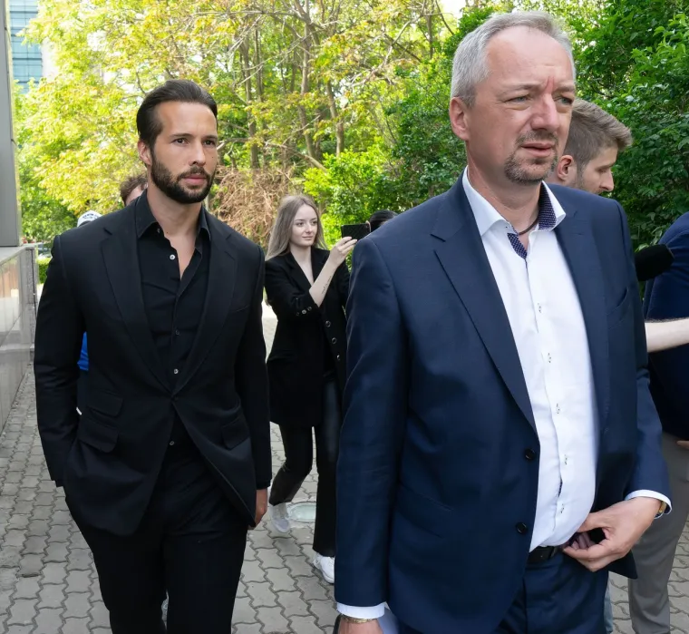 &quot;Čini se da su četiri osumnjičenika stvorila organiziranu zločinačku skupinu radi vrbovanja, smještaja i iskorištavanja žena prisiljavajući ih da stvaraju pornografski sadržaj namijenjen za gledanje na specijaliziranim internetskim stranicama uz naknadu&quot;, rekli su tužitelji koji su zaplijenili automobile kojima se toliko ponosi, ali ne i njegovo bogatstvo koje se procjenjuje na stotine milijuna dolara, neki nagađaju čak 700 milijuna.

