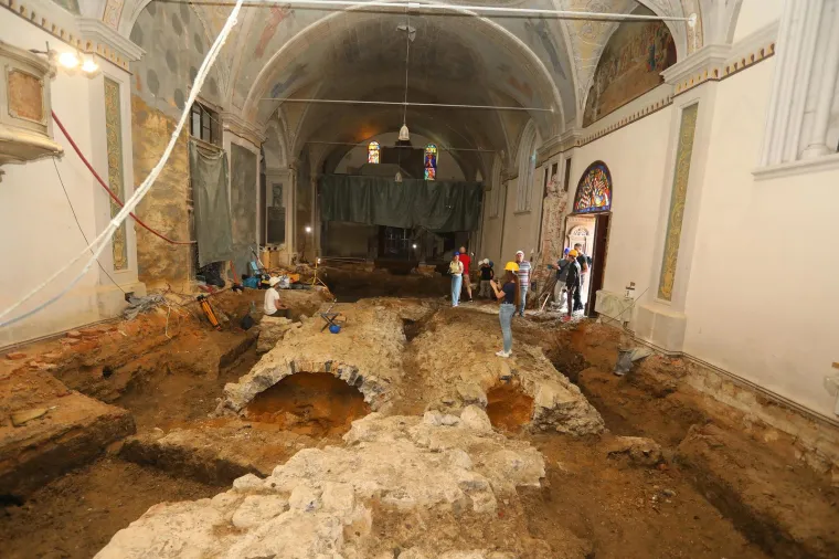 Grobovi, nakit, oslike. U Karlovcu u crkvi pronađeno arheološko nalazište, ostaci su stari 250 godina