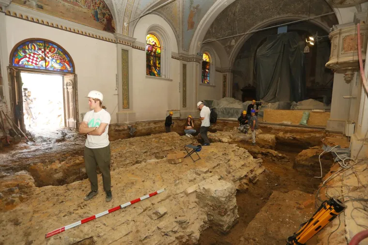Grobovi, nakit, oslike. U Karlovcu u crkvi pronađeno arheološko nalazište, ostaci su stari 250 godina
