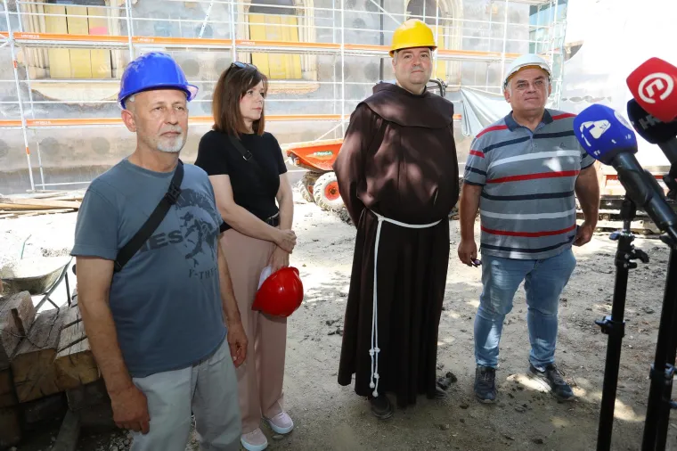 Grobovi, nakit, oslike. U Karlovcu u crkvi pronađeno arheološko nalazište, ostaci su stari 250 godina