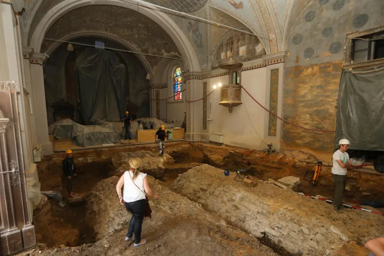 Grobovi, nakit, oslike. U Karlovcu u crkvi pronađeno arheološko nalazište, ostaci su stari 250 godina