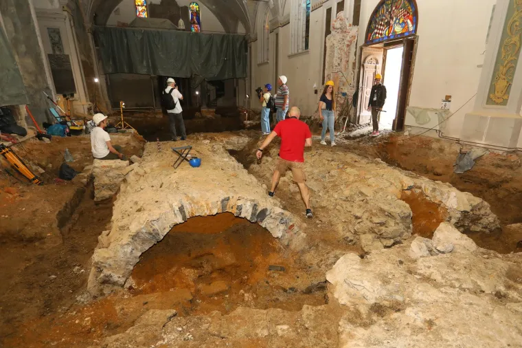 Grobovi, nakit, oslike. U Karlovcu u crkvi pronađeno arheološko nalazište, ostaci su stari 250 godina