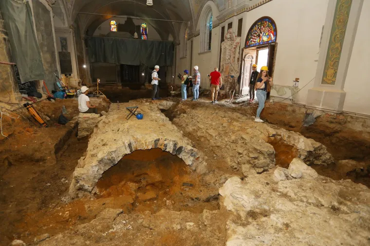 Grobovi, nakit, oslike. U Karlovcu u crkvi pronađeno arheološko nalazište, ostaci su stari 250 godina