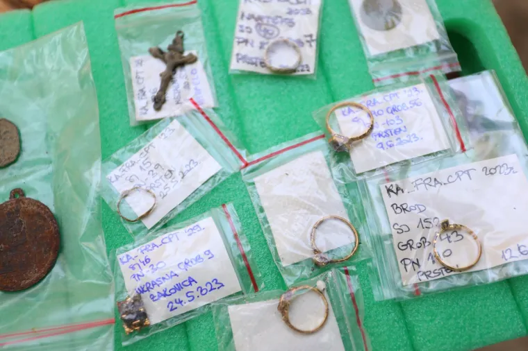 Grobovi, nakit, oslike. U Karlovcu u crkvi pronađeno arheološko nalazište, ostaci su stari 250 godina