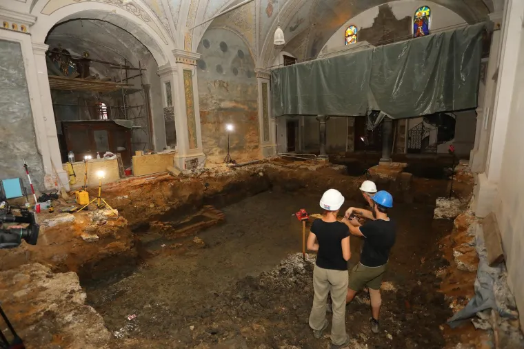 Grobovi, nakit, oslike. U Karlovcu u crkvi pronađeno arheološko nalazište, ostaci su stari 250 godina