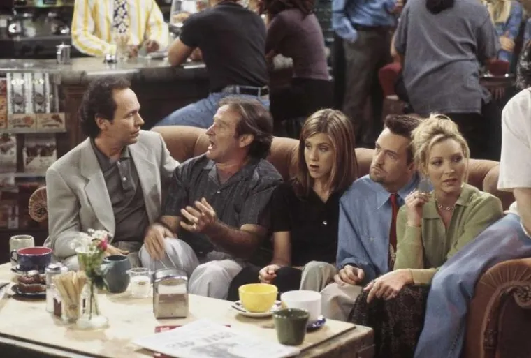 Najupečatljivija gostujuća zvijezda bio je Robin Williams koji je ušao u Central Perk na brzu šalicu kave sa svojim prijateljem Billyjem Crystalom. Zabavna činjenica: njihove epizodne uloge nisu bile u originalnom scenariju, ali bile su u istoj zgradi preko puta gdje su se snimali Prijatelji, pa su ih scenaristi zamolili da snime scenu.