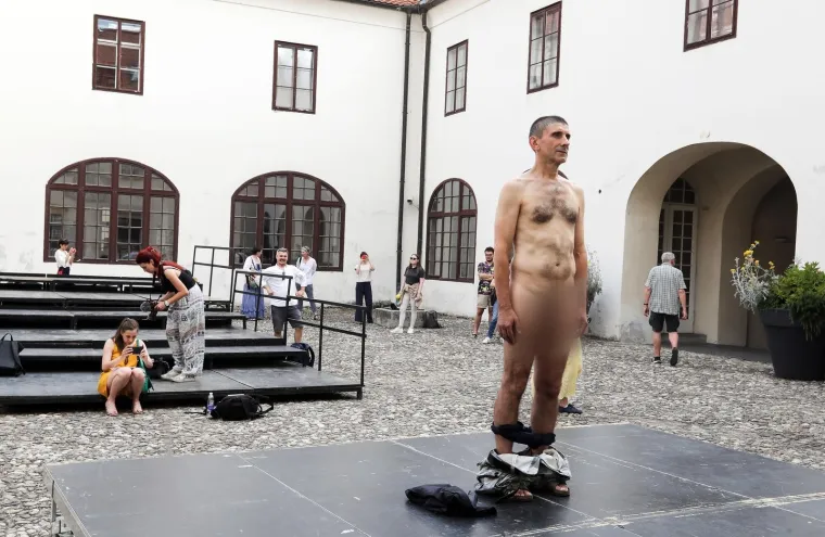 Pred muzejom skinuo majicu, svukao hlače i poručio 'Predsjedniče, možete me poljubiti u guzicu'