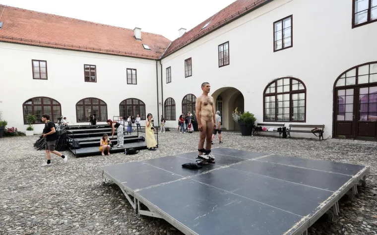 Pred muzejom skinuo majicu, svukao hlače i poručio 'Predsjedniče, možete me poljubiti u guzicu'