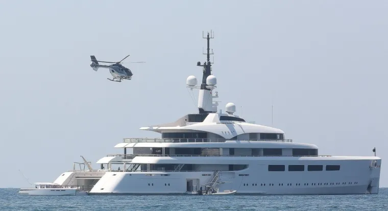 Leonardo opet u lovu: Uživa na jahti od 50 milijuna dolara punoj manekenki, a sa slavnom ljepoticom je čak otišao i na večeru