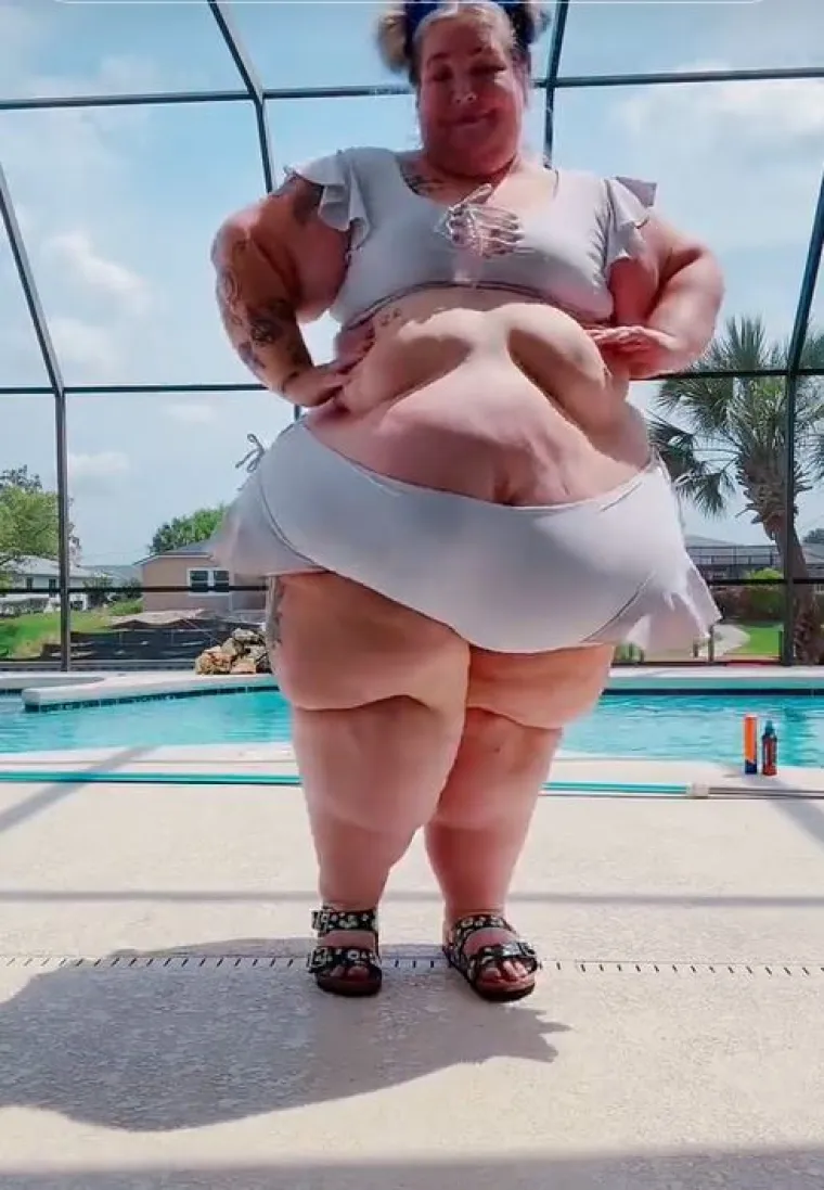 Influencerica je rekla da njezina susjeda nije bila zadovoljna onime što je nosila u svom bazenu. 
