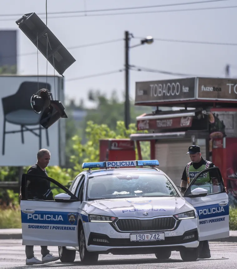 Otkinut semafor na Remetinečkoj cesti u Zagrebu. Netko je očito krivo procijenio svoje dimenzije...