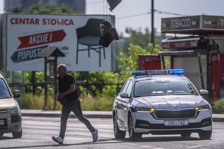 Otkinut semafor na Remetinečkoj cesti u Zagrebu. Netko je očito krivo procijenio svoje dimenzije...