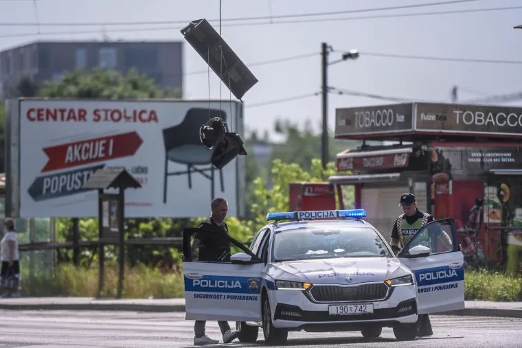 Otkinut semafor na Remetinečkoj cesti u Zagrebu. Netko je očito krivo procijenio svoje dimenzije...
