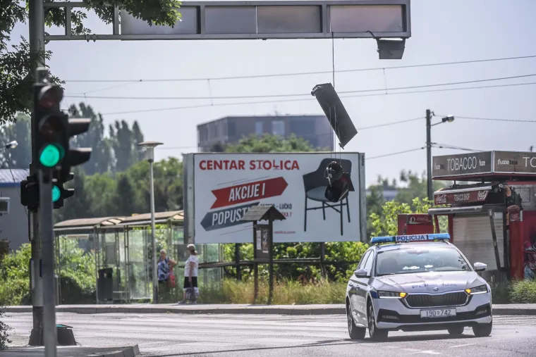 Otkinut semafor na Remetinečkoj cesti u Zagrebu. Netko je očito krivo procijenio svoje dimenzije...