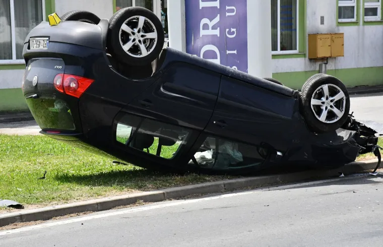 Grozne scene u Požegi. Golfom zaobilazio Toyotu koja je skretala pa završio na krovu
