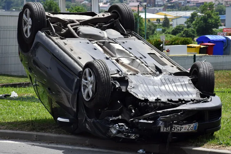 Grozne scene u Požegi. Golfom zaobilazio Toyotu koja je skretala pa završio na krovu