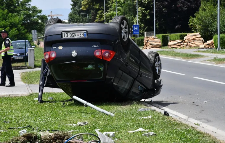 Grozne scene u Požegi. Golfom zaobilazio Toyotu koja je skretala pa završio na krovu