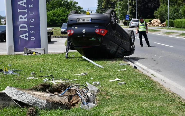 Grozne scene u Požegi. Golfom zaobilazio Toyotu koja je skretala pa završio na krovu