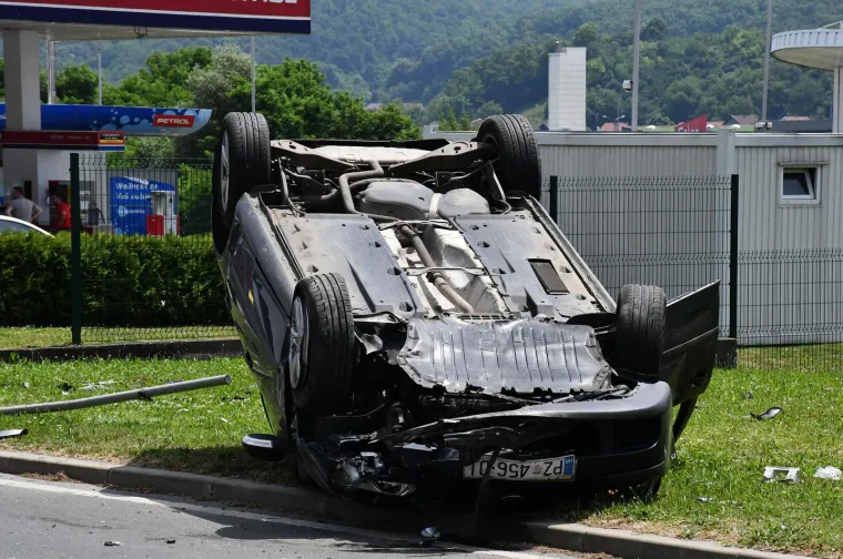 Grozne scene u Požegi. Golfom zaobilazio Toyotu koja je skretala pa završio na krovu
