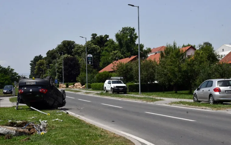 Stra&scaron;ni prizori u slavonskom gradu: Auto nakon te&scaron;kog sudara zavr&scaron;io na krovu