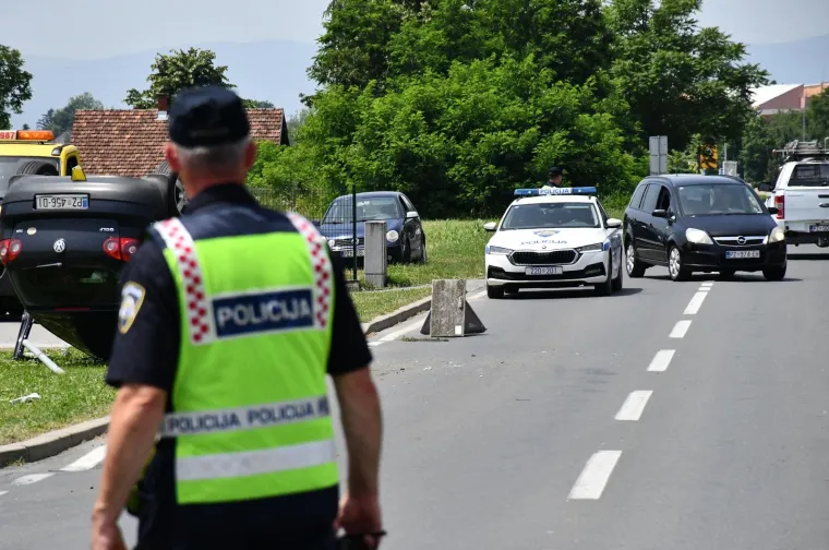 Stra&scaron;ni prizori u slavonskom gradu: Auto nakon te&scaron;kog sudara zavr&scaron;io na krovu