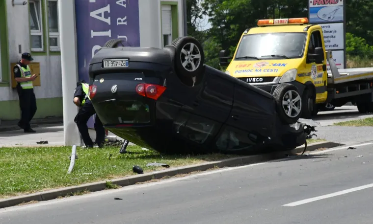 Stra&scaron;ni prizori u slavonskom gradu: Auto nakon te&scaron;kog sudara zavr&scaron;io na krovu