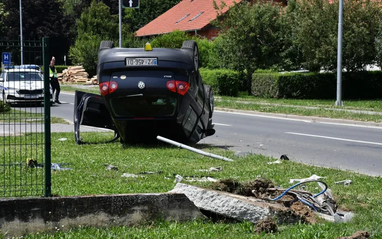 Stra&scaron;ni prizori u slavonskom gradu: Auto nakon te&scaron;kog sudara zavr&scaron;io na krovu