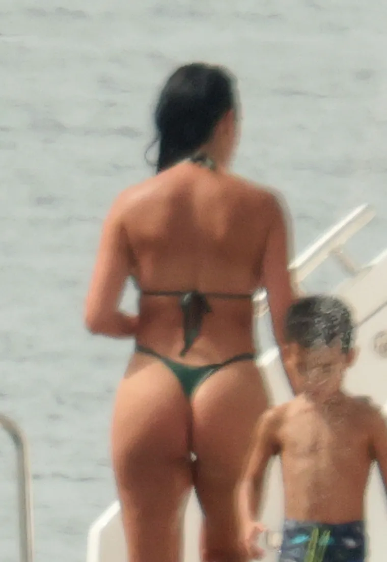 Cristiano Ronaldo i Georgina ljetuju u susjednoj zemlji: Ona paradirala u tangicama, a on pratio svaki njen pokret