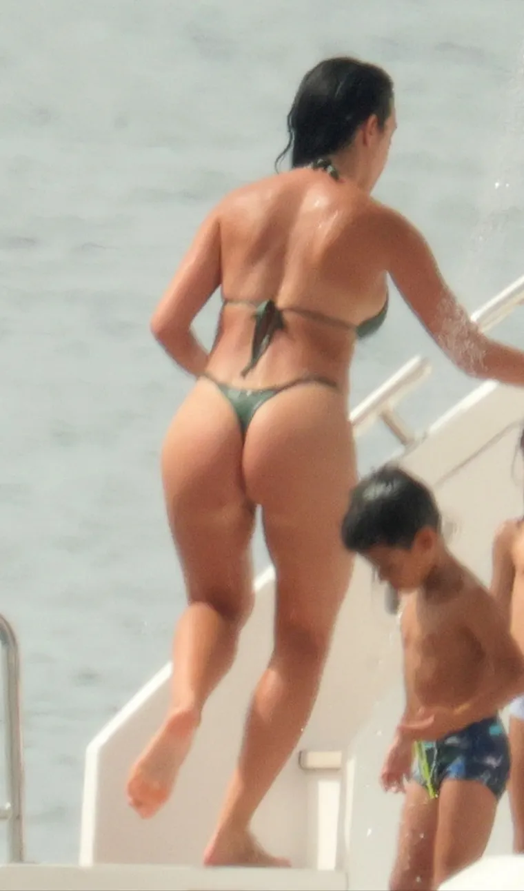 Cristiano Ronaldo i Georgina ljetuju u susjednoj zemlji: Ona paradirala u tangicama, a on pratio svaki njen pokret