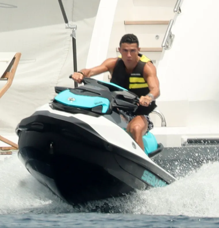 Cristiano Ronaldo i Georgina ljetuju u susjednoj zemlji: Ona paradirala u tangicama, a on pratio svaki njen pokret