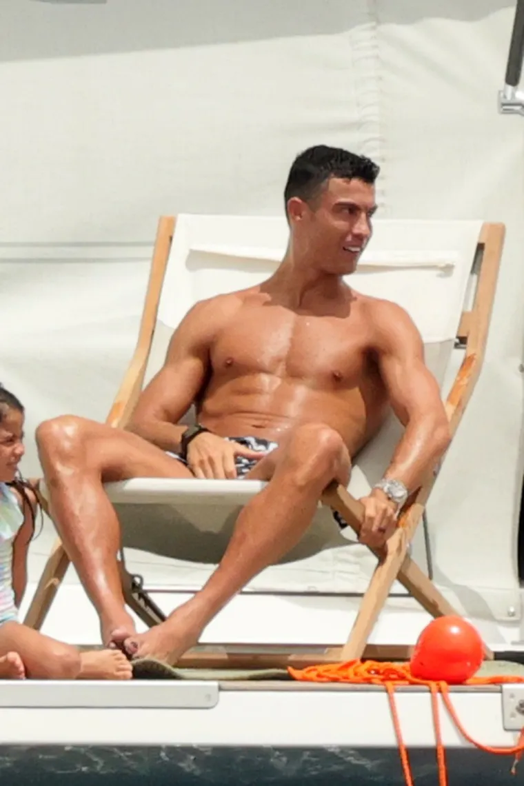 Cristiano Ronaldo i Georgina ljetuju u susjednoj zemlji: Ona paradirala u tangicama, a on pratio svaki njen pokret