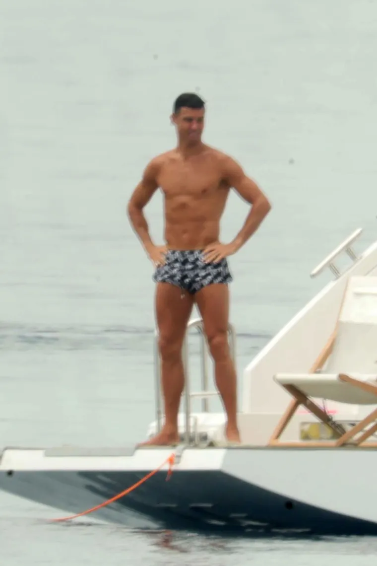 Cristiano Ronaldo i Georgina ljetuju u susjednoj zemlji: Ona paradirala u tangicama, a on pratio svaki njen pokret