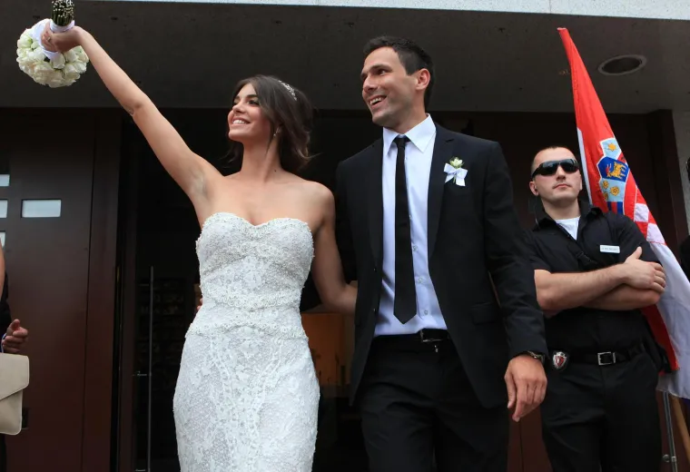Iva i Jerko vjenčali su se 2012. u crkvi Sv. Josipa na zagrebačkoj Trešnjevci. Svadbeno slavlje nastavilo se u Golf &amp; Country Clubu, a među uzvanicima su bila brojna poznata lica, uključujući Jerkove kolege nogometaše, novinarku Fani Stipković, stilista Marka Grubnića...